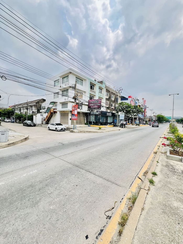 picture Townhouse for sale, located on Sanambinnam-Nonthaburi Road. Completely renovated. Conveniently located near Sanambinnam BTS station. - 25/26