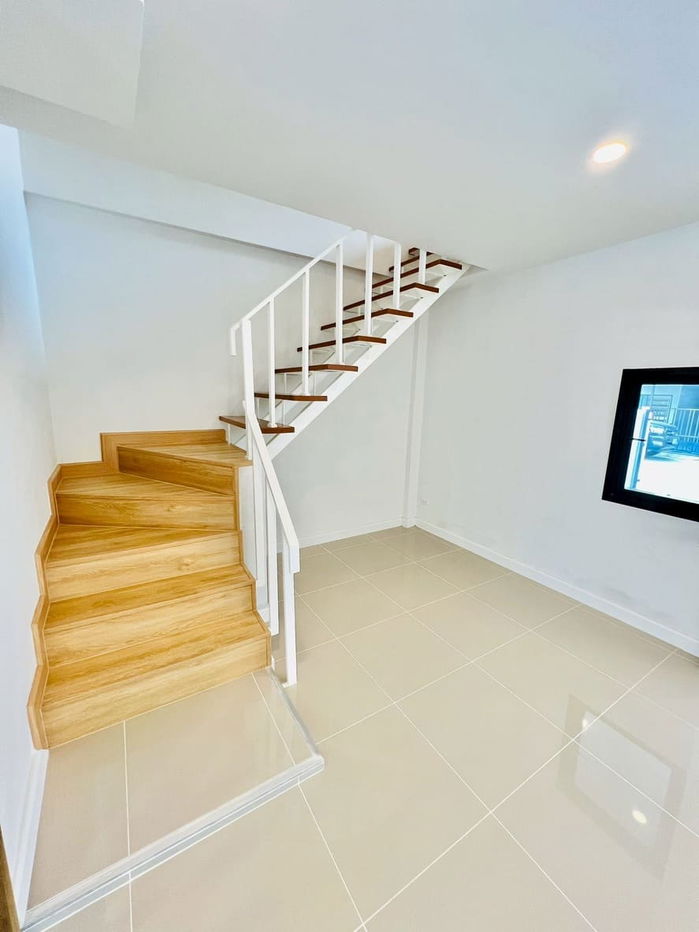 picture Townhouse for sale, located on Sanambinnam-Nonthaburi Road. Completely renovated. Conveniently located near Sanambinnam BTS station. - 14/26