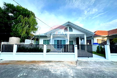 Houses for sale Bang Lamung Chonburi : [920471017-379] Single-story townhouse for sale in Ek Mongkol Village 1