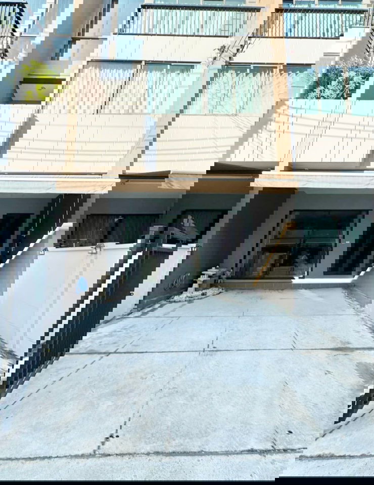 ทาวน์โฮมให้เช่า : ให้เช่าบ้านกลางเมือง พระราม 9-กรุงเทพกรีฑา