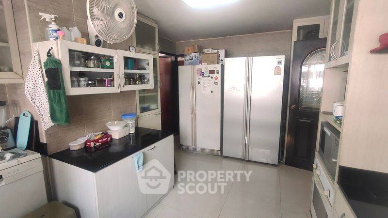 picture 3-BR Condo at Regent On The Park 3 Condominium near MRT Phetchaburi (ID 2109155) - 16/18