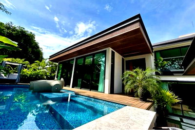 Houses for sale Bang Lamung Chonburi : [920471004-946] Luxury Family Villa for sale in Pattaya in Jomtien 2nd Road