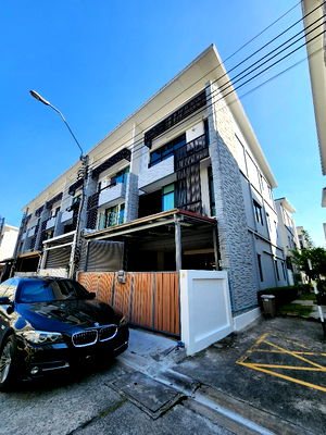 Home office for rent Bangna Commercial College : Townhome for rent, corner unit, newly renovated, in a prime location, next to Bangna-Trat Road.