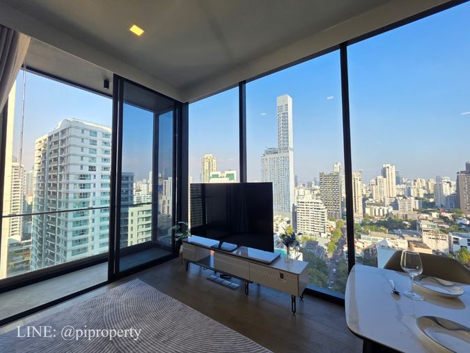 ให้เช่าคอนโดหรู 2 ห้องนอน ชั้นสูง ในย่านอโศก ใกล้สถานีรถไฟฟ้า MRT และ BTS ห้องพักมีอ่างอาบน้ำ คอนโดหรูระดับพรีเมียมใจกลางอโศก