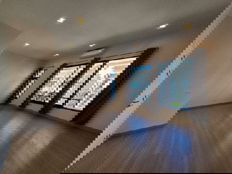 picture Townhome for rent, corner unit, newly renovated, in a prime location, next to Bangna-Trat Road. - 39/44