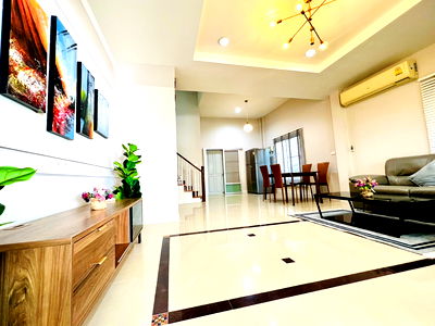 Townhouses for rent Max Valu Pattanakarn : For rent, 3-storey townhouse, 200 meters from the Yellow Line BTS station, Soi Srinakarin 24, 3 bedrooms, 3 bathrooms, corner house, full furniture,