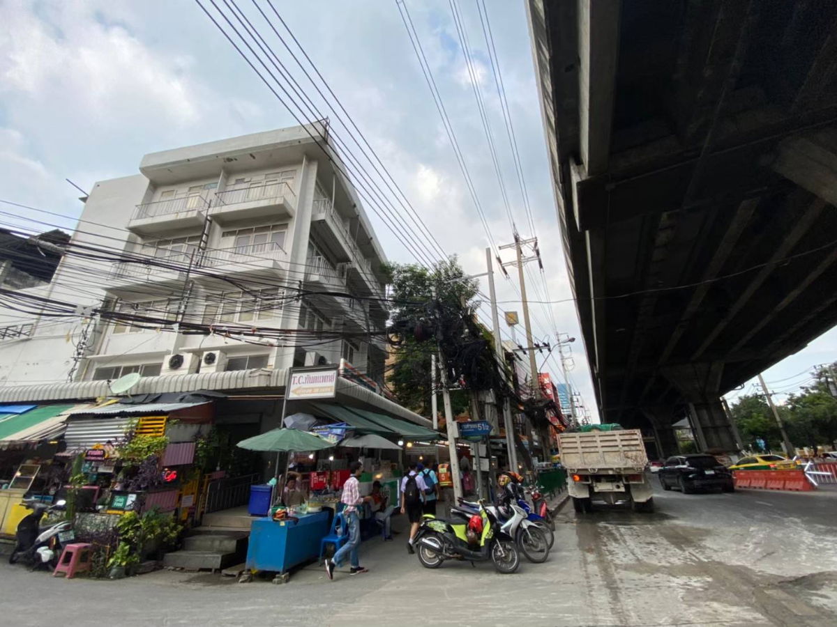 picture Prime Investment Opportunity! Commercial Building for Sale on Ramkhamhaeng Road - 1/6