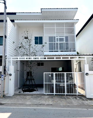 Townhouses for rent Far Eastern University : For rent: 2-storey townhouse, fully furnished, Tha Wang Tan area, Saraphi Rent: 15,000 THB/month