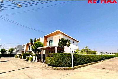 Houses for sale Bang Plee Samut Prakarn : [920091021-119] Dream Home: Modern Thai Charm in Tranquil Locale