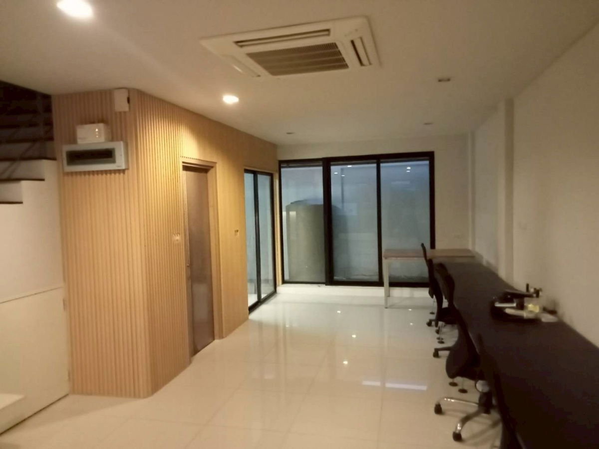 รูป ให้เช่าทาวน์โฮม 3 ชั้น แกรนด์ ไอ-ดีไซน์ วิภาวดี เฟอร์ฯครบ พร้อมเข้าอยู่ ทำเลดีใกล้สนามบินดอนเมือง - รูปที่ 9/21