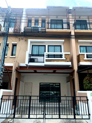 Townhouses for rent Max Valu Pattanakarn : Townhouse for rent Time home Huan-mark 21 convenient travel, accessible from both Rama 9 Road and Ramkhamhaeng Road.