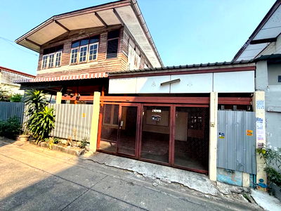 เช่าบ้านเดี่ยว วิทยาลัยพณิชยการธนบุรี : ให้เช่า บ้านเดี่ยว2ชั้น เลี้ยงสัตว์ได้ ราคาพิเศษ 13,000/ เดือนเท่านั้น ใกล้ MRT จรัญ13 เข้าออกได้หลายทาง ถนนจรัญ12และอิสรภาพ29