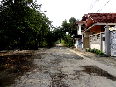 ที่ดิน ม.มหิดล ศาลายา : ที่ดินถมแล้วถนนบรมราชชนนี(338)ขาเข้าก่อนแยกพุทธมณฑลสาย3 ซ.บรมฯ76(สุขทวี) พื้นที่137ตารางวา  ใก้ลตลาดธนบุรี2,ม.มหิดลศาลายา เหมาะปลูกบ้าน,โกดัง