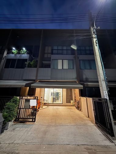 ให้เช่าทาวน์โฮม 3 ห้องนอน 152 ตร.ม. 18.5 ตร.ว. บ้านกลางเมือง พระราม 9 - กรุงเทพกรีฑา
