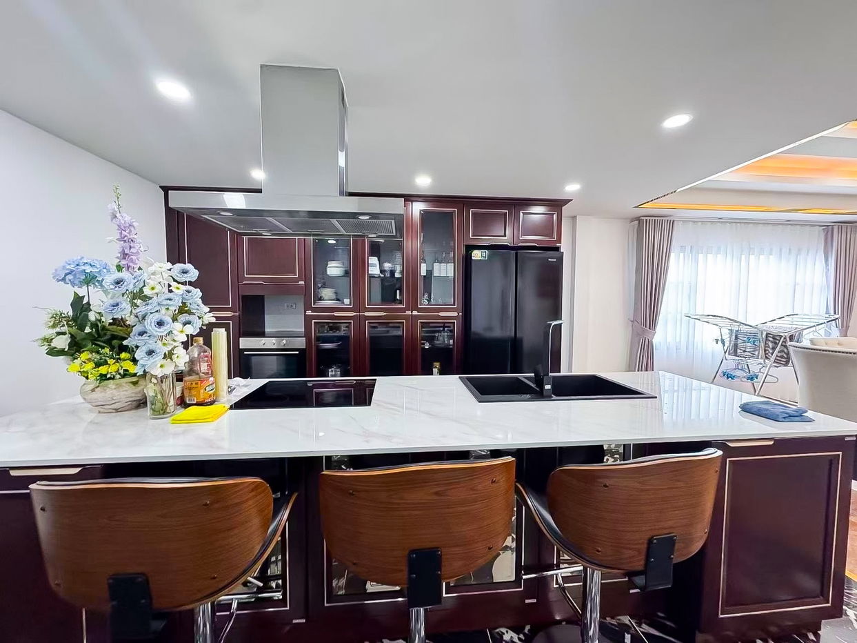 picture Spacious Luxury Pool Villa 5 Bedroom for Sale in East Pattaya - 8/14