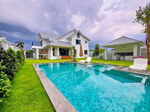 Spacious Luxury Pool Villa 5 Bedroom for Sale in East Pattaya