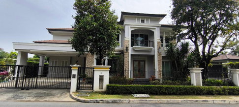 Single house for sale, Granada Pinklao, beautiful and luxurious, located on Borommaratchachonnani Road. The house is quiet and private.