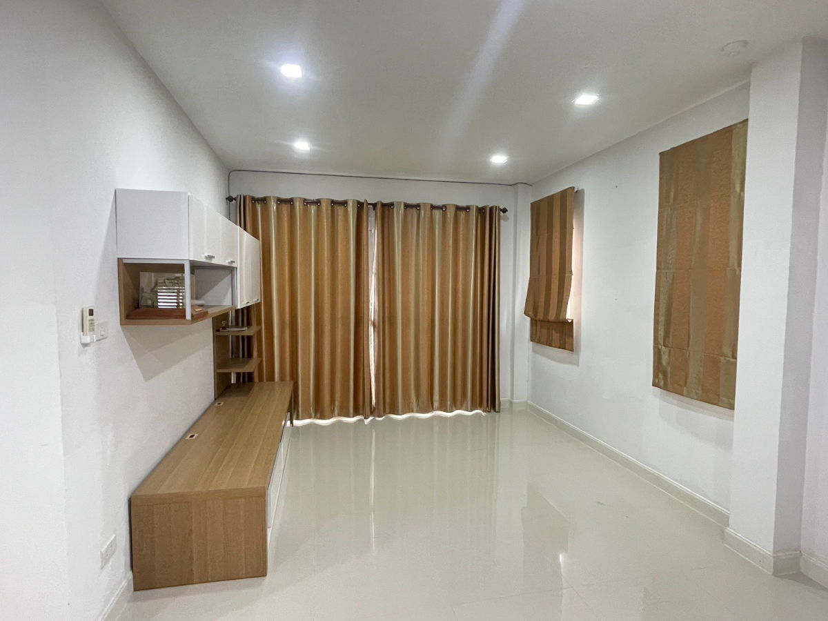 picture Two-story detached house for sale, 3.5 million baht, Sukhumvit Park Motorway Village. Ready to move in. - 2/17