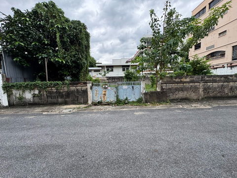 ที่ดินแปลงสวย ใจกลางหมู่บ้านพิบูลวัฒนา เหมาะทำคาเฟ่หรือสำนักงาน เชื่อมต่อพญาไท-สามเสน ง่ายดาย