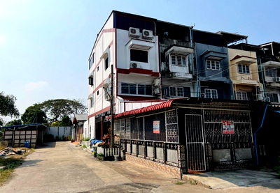 อาคารพาณิชย์ ถนนลาดพร้าว : ขายอาคารพาณิชย์ หมู่บ้านเสนาวิลล่า 84 ซอยแฮปปี้แลนด์ ถนนลาดพร้าว บางกะปิ กรุงเทพมหานคร