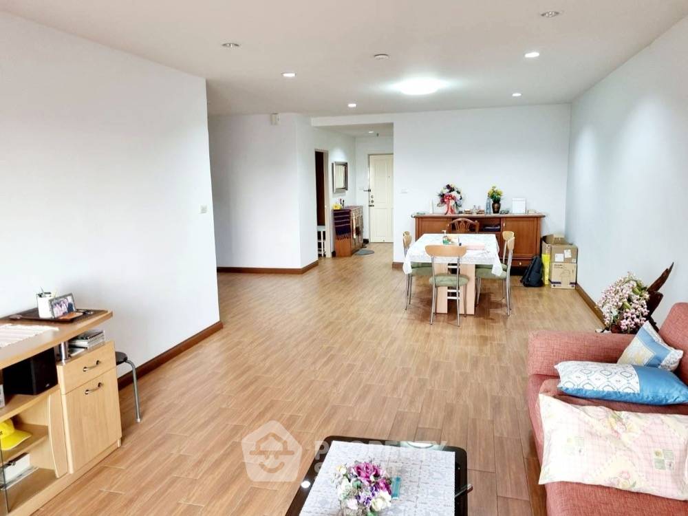 picture 2-BR Condo at Sarin Place Condominium near BTS Ratchayothin (ID 810814) - 3/8