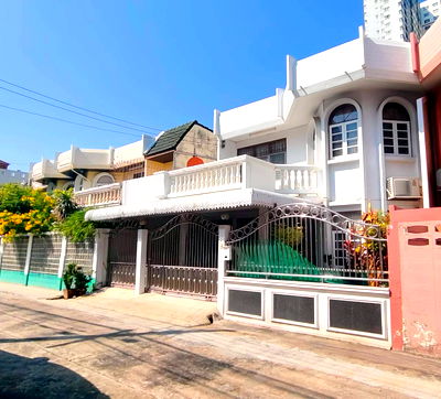 ทาวน์โฮม เขตยานนาวา : ขาย ทาวน์เฮ้าส์ 36 ตร.ว. หมู่บ้านแสงวิสุทธิ์ ซอย นนทรี 8