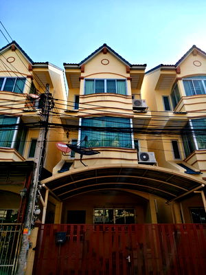 Townhouses for sale University of the Thai Chamber of Commerce : 3-Storey Townhouse for Sale on Itthamara 17, Phaya Thai | 26.2 sq.wah
