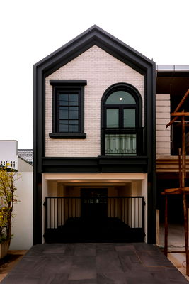 ทาวน์โฮม ท่าเรือรามหนึ่ง : ขาย ทาวน์เฮ้าส์ 2 ชั้น รีโนเวทใหม่ทั้งหลัง สไตล์ Modern French Classic  — ใกล้เอกมัย & ทองหล่อ