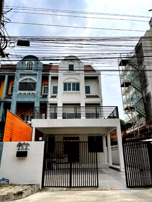 Home office for sale Bangkok : Urgent sale! Home office in Ladprao 91, 3.5 stories, fully functional, everything you need in one place.