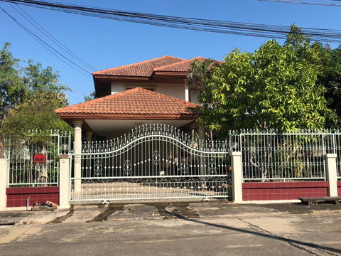 Single house for sale: 91 sq.wah, The Lagoon 3, Pathum Thani. 3 bed 3 bath. Conveniently located near a market, shopping malls, and a university.