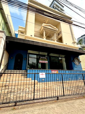 สำนักงานให้เช่า : ให้เช่าโชว์รูมติดริมถนนทองหล่อ  พื้นที่ธุรกิจ – ถนนสุขุมวิท 55 (ทองหล่อ)