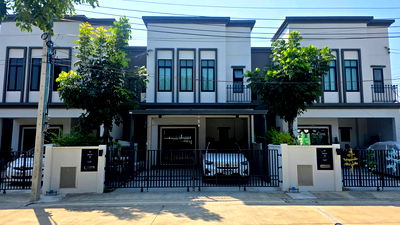 Twin houses for rent Bhakasa Industrial : For rent, Britannia Village, Phraeksa, a new house with furniture, ready to move in immediately.