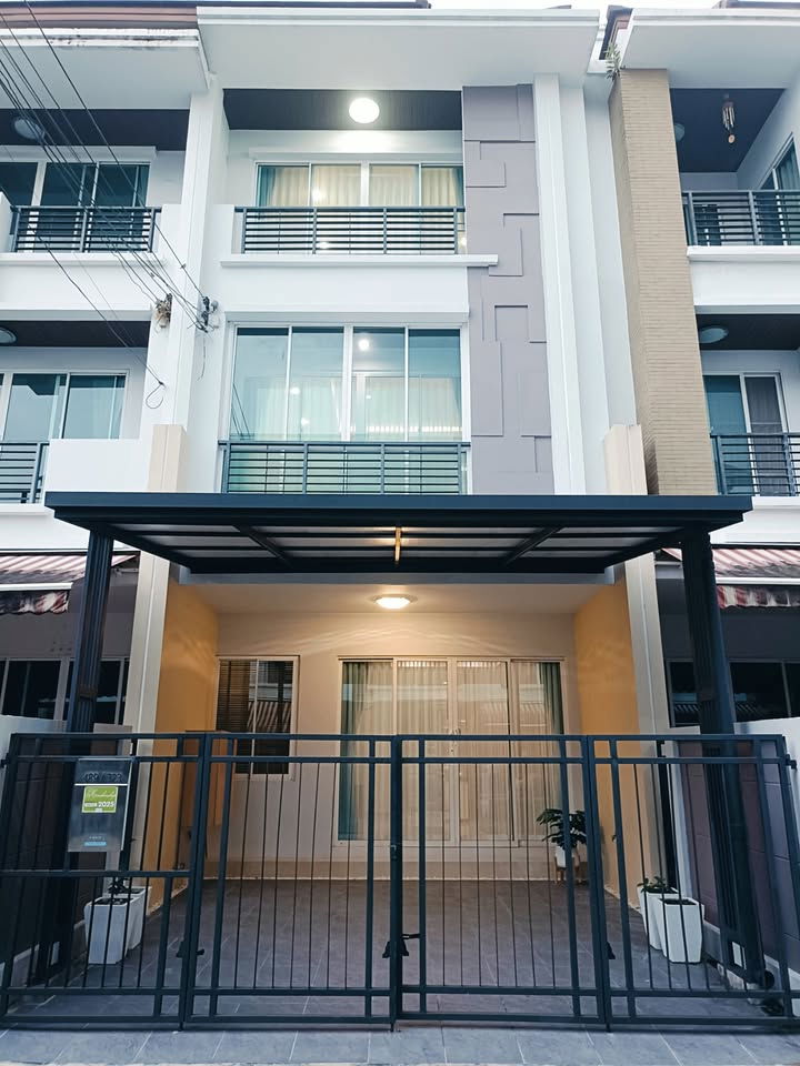 ทาวน์โฮมให้เช่า : R2883 ทาวน์เฮาส์ 3 ชั้น ให้เช่า บ้านกลางเมือง เอสเซ้นส์ อ่อนนุช-วงแหวน (ว่างค่ะ) ใกล้สนามบินสุวรรณภูมิ พร้อมอยู่ พร้อมเฟอร์นิเจอร์