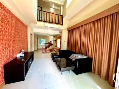 Houses for rent Mee Chok Plaza  :  Two storey house for rent with 3 bedrooms,3 toilets and 1 kitchen. 