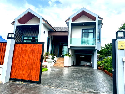 Houses for rent Mee Chok Plaza  : Two storey house for rent with 3 bedrooms,3 toilets and 2 kitchens. 