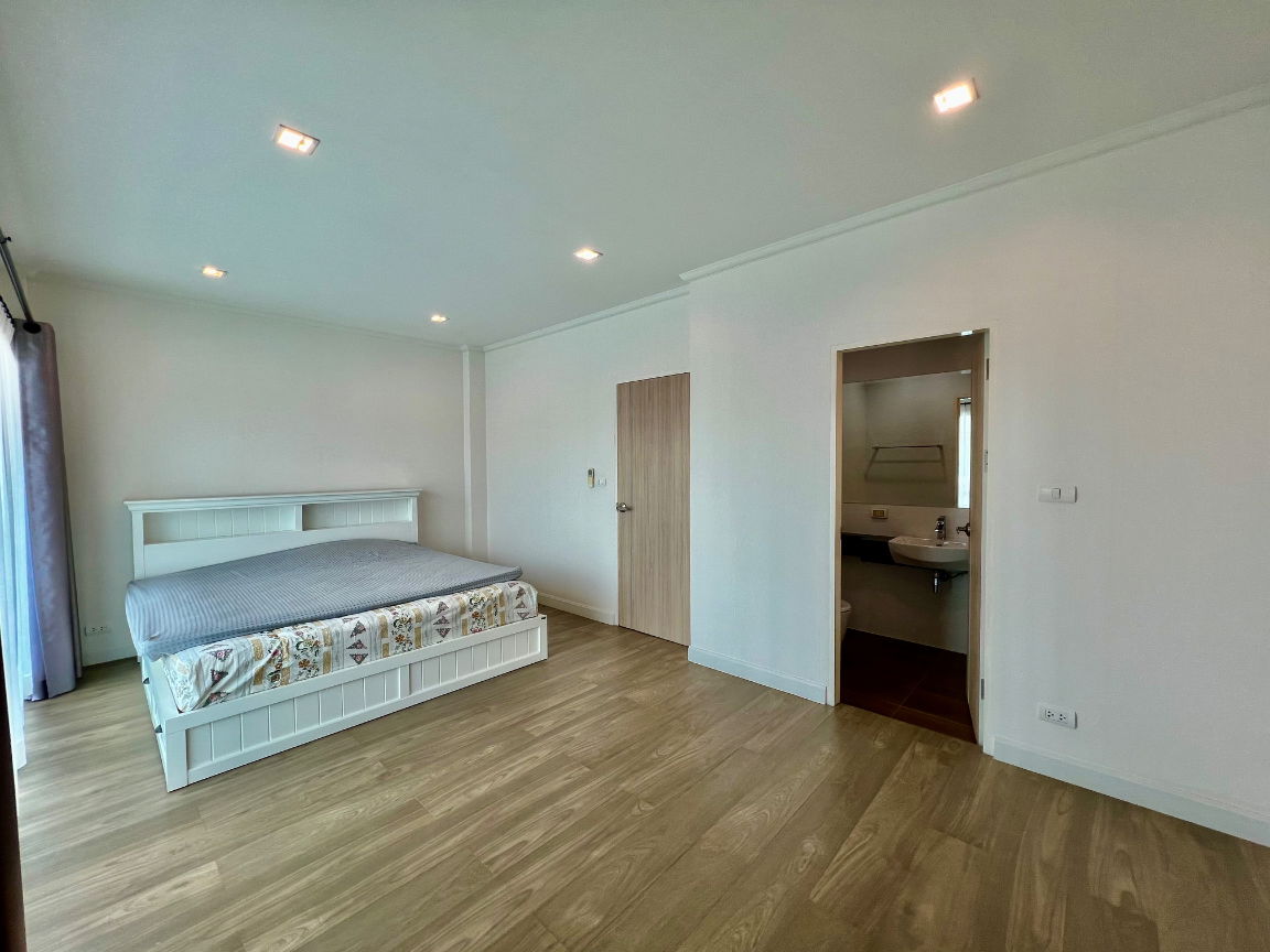 รูป ขายบ้านแฝด 3 ชั้น Supalai Essence Ladprao | บ้านสวย ร่มรื่น พร้อมพื้นที่สีเขียวรอบบ้าน ทำเลสะดวกใกล้รถไฟฟ้า สายสีเหลือง บ้านแฝดสวยสภาพดี - รูปที่ 13/26