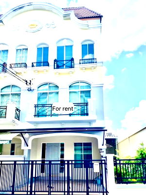 Townhouses for rent Max Valu Pattanakarn : U1391 Townhome for rent at Klang Muang Monaco Srinakarin 24. Partially furnished. Excellent location with convenient access from multiple routes. 