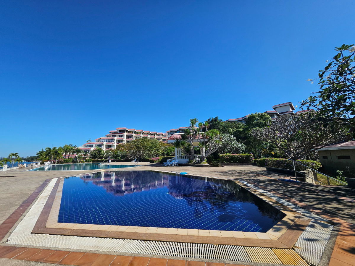 picture **HOT DEAL! Unbeatable Value! Massive 202.5 Sqm Beachside Condo at Bay View Resort Pattaya - Ground Floor with Garden Access!** - 20/24