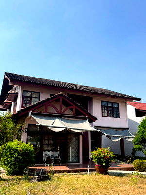 Houses for rent Huai Khwang : Single house for rent, near Rama 9 - Ekkamai, easy travel, many bedrooms, wide area 150 sq m. Make an appointment to see urgently, call.