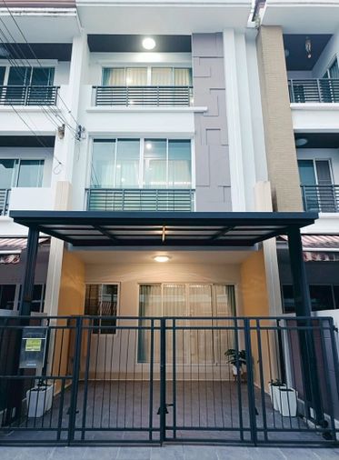 ให้เช่าทาวน์โฮม 3 ห้องนอน 167 ตร.ม. 20 ตร.ว. บ้านกลางเมือง เอสเซ้นส์ อ่อนนุช - วงแหวน