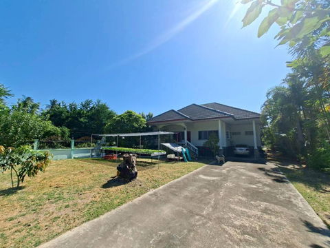 บ้านพร้อมที่ดินเนื้อที่รวม 1 ไร่ (400 ตร.ว.) 3นอน 3 น้ำ มีบ่อปูนขนาดใหญ่ 8 บ่อ บ่อเล็ก 6บ่อ มีระบบพร้อมต่อยอดหรือสร้างธุรกิจ ใกล้ตัวเมือง