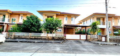 Houses for rent  Bang Saen Fish Market : Two storey house for rent with 3 bedrooms,2 toilets and 1 kitchen. 