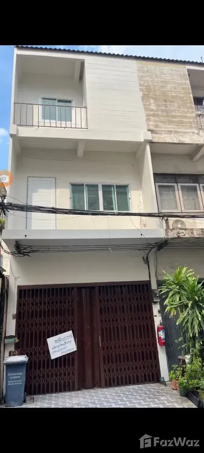 picture 3 Bedroom Townhouse for sale in Yan Nawa, Bangkok 1977842 - 1/12