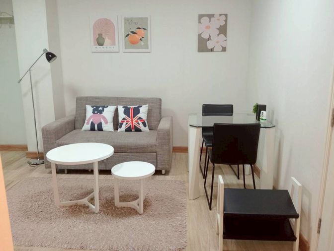 J25213 Garden Asoke - Rama 9: Large room with balcony, ready to move in. Convenient location near MRT Rama 9 or Phetchaburi stations.