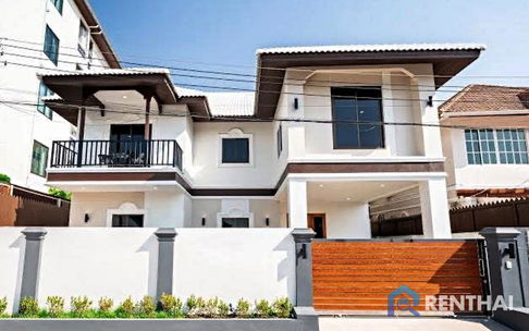 ขายบ้านวิลล่า 2 ชั้น รีโนเวทใหม่ ใจกลางเมือง