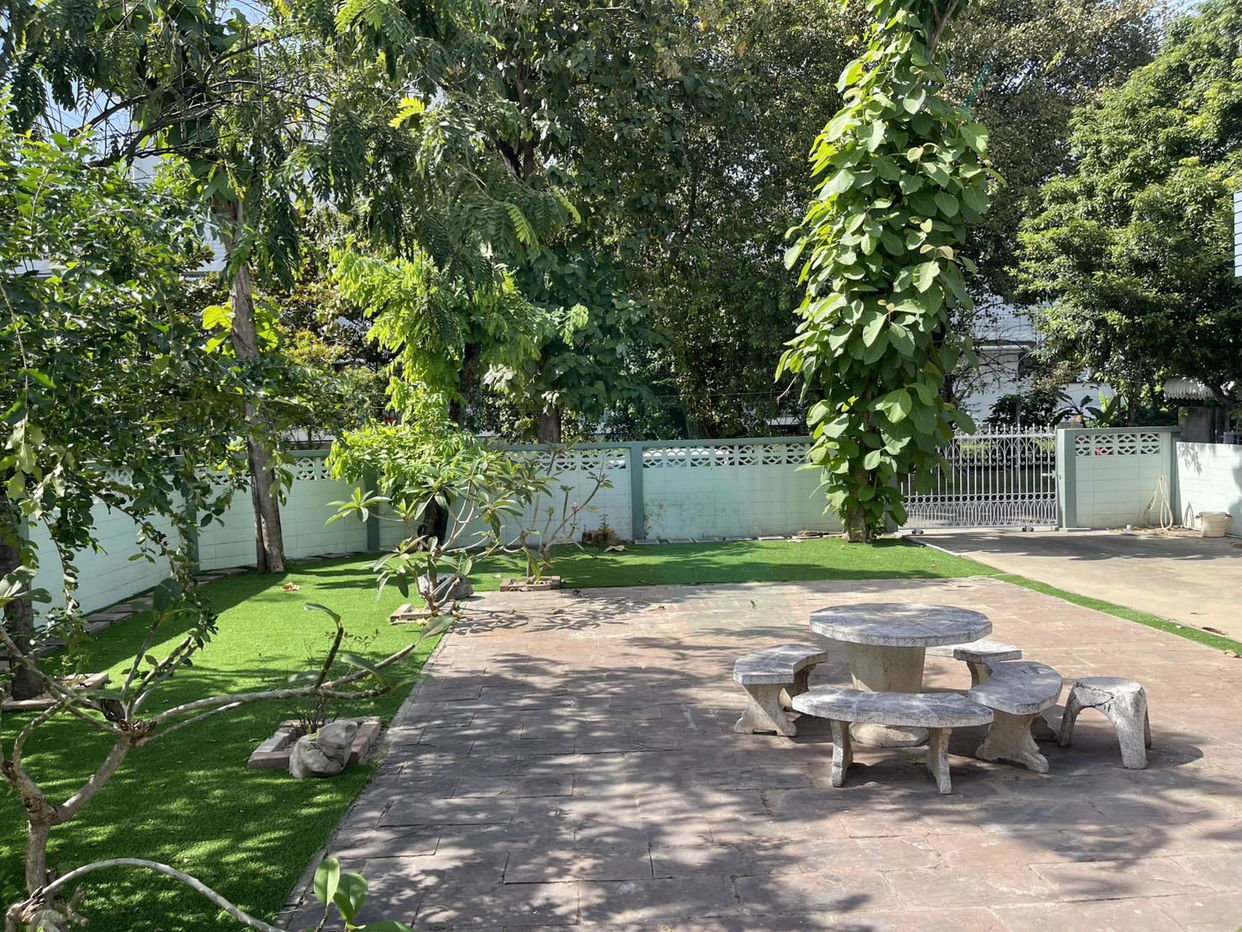 รูป ให้เช่าบ้านเดี่ยว ชั้นเดียว หมู่บ้านปลาทอง ศรีนครินทร์ 4 ห้องนอน 2 ห้องน้ำ - รูปที่ 2/8