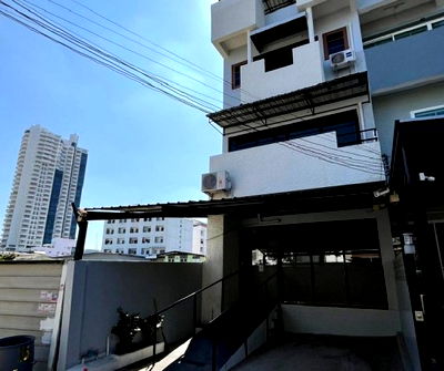 เช่าโฮมออฟฟิศ เขตบางนา : ให้เช่าHome Office 4 ชั้น ซอยอุดมสุข 42 หรือ บางนาตราดซอย 21 ห่าง Central บางนา 900 เมตร / อาคาร รีโนเวท ใหม่ / เหมาะเป็นสำนักงาน จดบริษัทได้