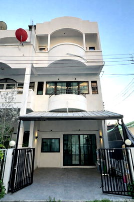 เช่าทาวน์โฮม ซอยเสนา : 🏡 ให้เช่า ทาวน์โฮมหลังมุม แต่งครบ | ลาดพร้าว ตอนต้น✨ ฟิตเนสส่วนตัว 🎁 พิเศษ! แถมฟรีแพ็กเกจล้างแอร์ ปีละ 2 ครั้ง