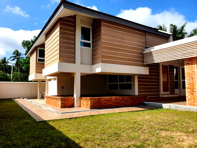 Twin houses for rent Muang Chumphon Chumphon : For Rent: Luxurious 2.5-storey semi-detached home, located in the heart of Chumphon city with easy access and convenient travel.