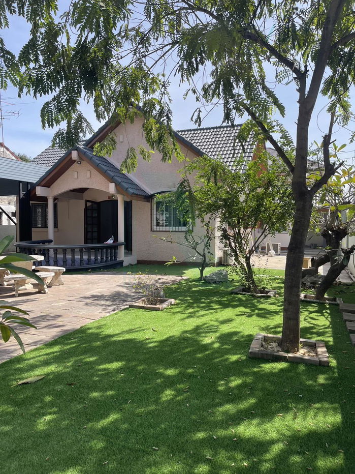 รูป ให้เช่าบ้านเดี่ยว ชั้นเดียว หมู่บ้านปลาทอง ศรีนครินทร์ 4 ห้องนอน 2 ห้องน้ำ - รูปที่ 1/8